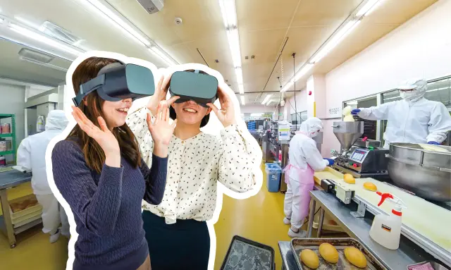 VRを用いた工場見学では八天堂の歴史紹介や、くりーむパンができるまでを学べる