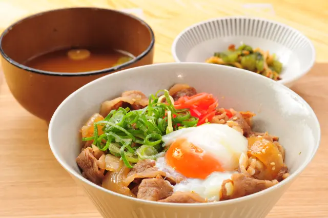 「世羅みのり牛丼」にはみそ汁と小鉢も付く