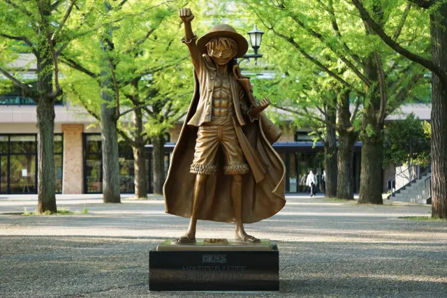 「モンキー・D・ルフィ」像：熊本県庁プロムナード　©尾田栄一郎／集英社