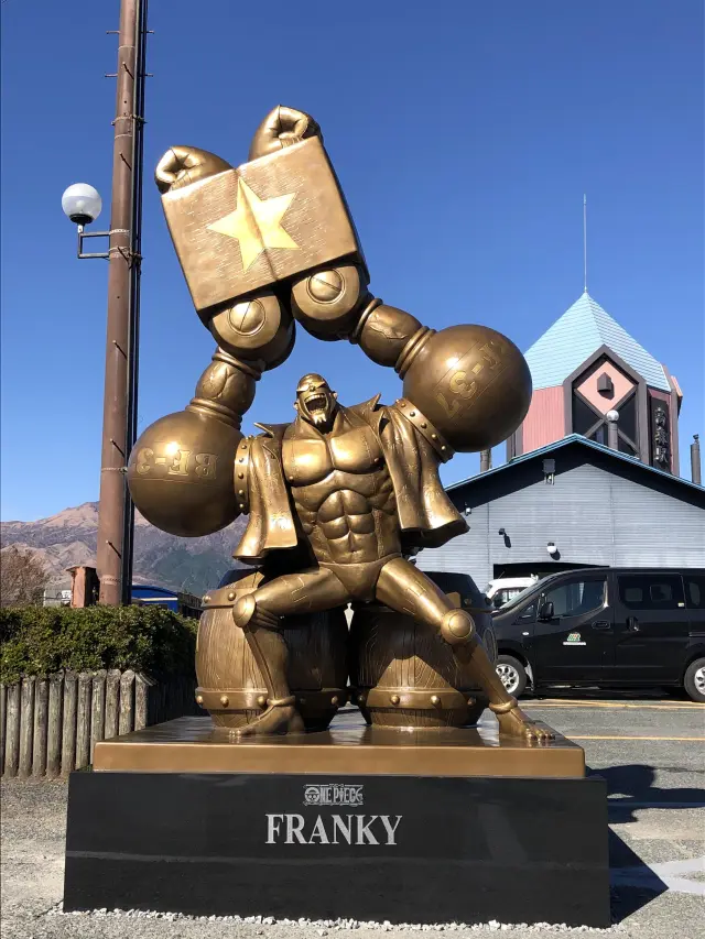 「フランキー」像：高森町（高森駅前）©尾田栄一郎／集英社