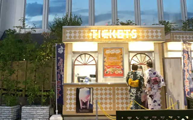 夏には屋上でビアガーデンがオープン