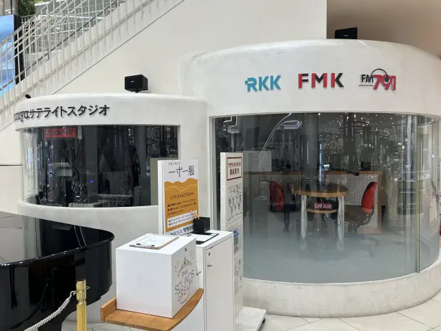 ラジオ番組の公開収録等を行うスタジオを完備