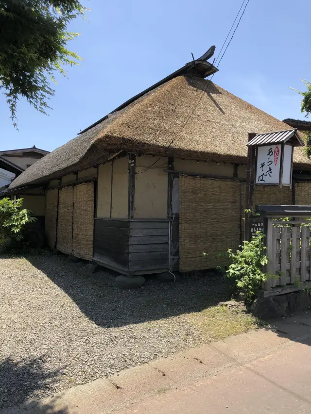 ほっこり落ち着く茅葺屋根の建物