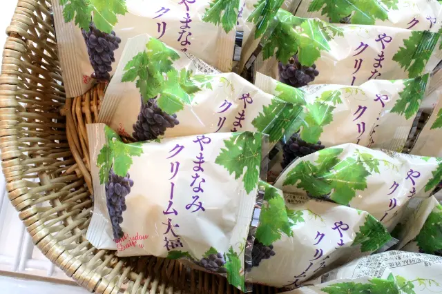 地元三次の特産品や銘菓、ワインに合うおつまみなども取り揃える