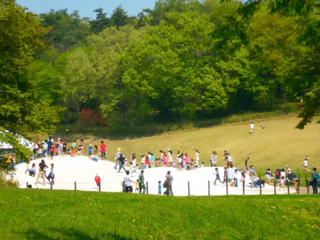 約1,000㎡の巨大なエアートランポリンで空に向かってジャンプ！