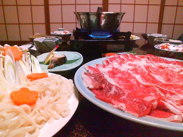 信州の山の幸の食材をふんだんに使った料理ほか、しゃぶしゃぶなどの肉料理も豊富
