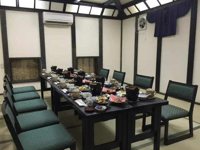 食事は古民家風の個室ほか、56畳の大広間もあるので大人数でも利用できる