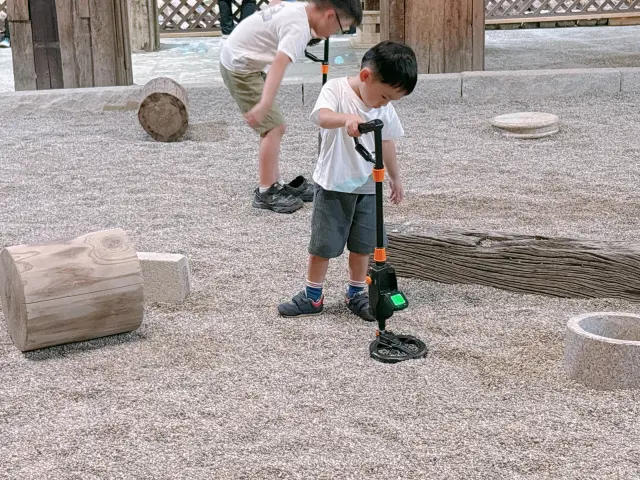 金属探知機でお宝を探すトレジャーハンティング
