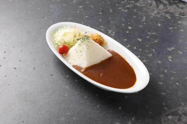 レストランで味わえる「ピラミッドカレー」950円