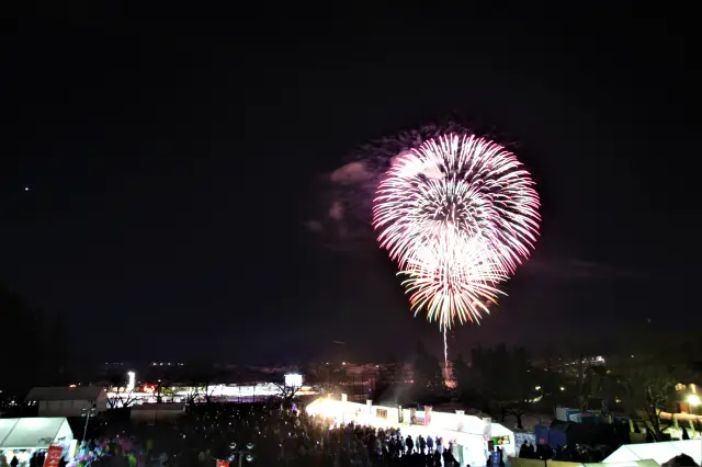 色鮮やかな「虹雪花火」が夜空を彩る