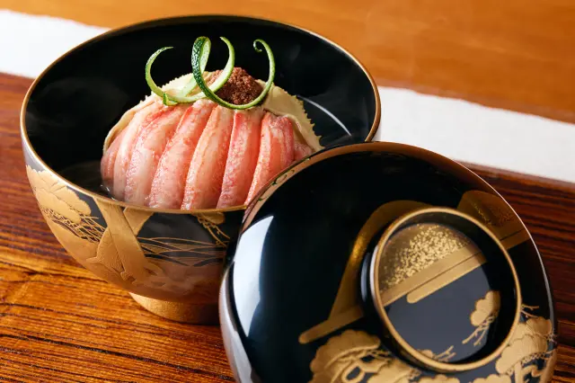 伝統工芸の器に盛られた料理