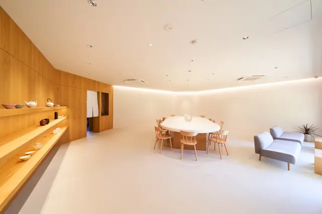 工場併設の本店では買い物のほかに喫茶メニューも提供