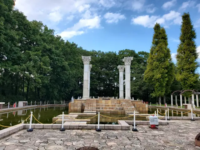 噴水広場には、ギリシャ神殿をイメージした円柱やミューズ像が並ぶ