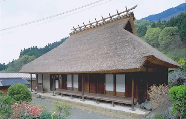 温泉街の近くにある国指定文化財の門西家住宅