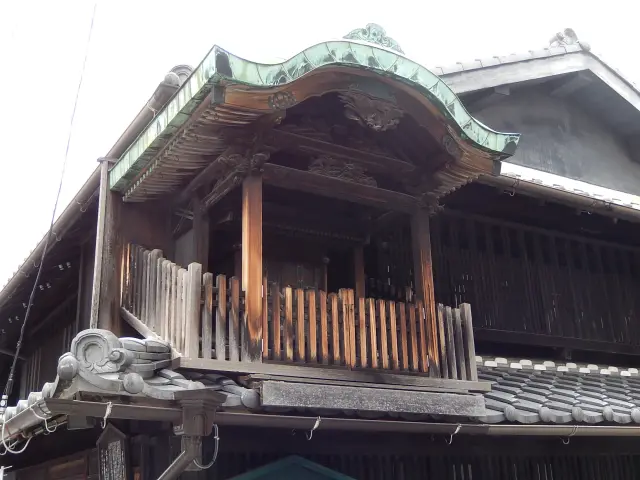 民家の屋根の上に小さな社を祀る「屋根神」