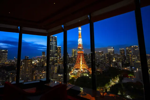 東京タワーを真正面に望む「プラチナシート」からの夜景