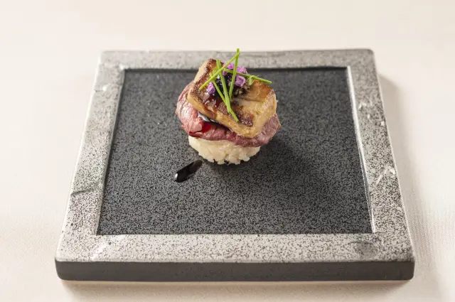 素材本来の風味が活きる「秋田牛のロッシーニSUSHI」