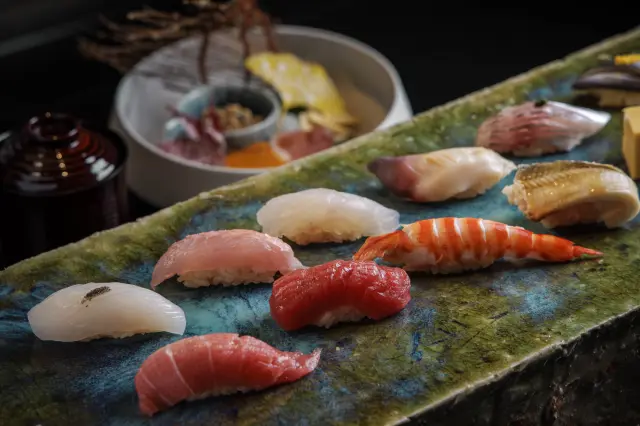 日本料理「舞」では、豊洲市場から仕入れる鮮魚の寿司を提供