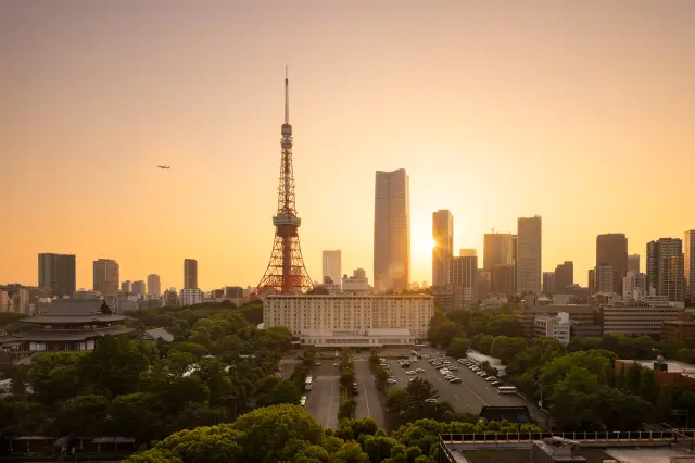 東京タワーが間近にそびえる、夕暮れ時の美しい景色