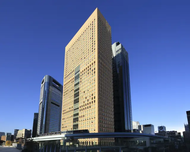 汐留のランドマーク「汐留タワー」内、上層階に位置