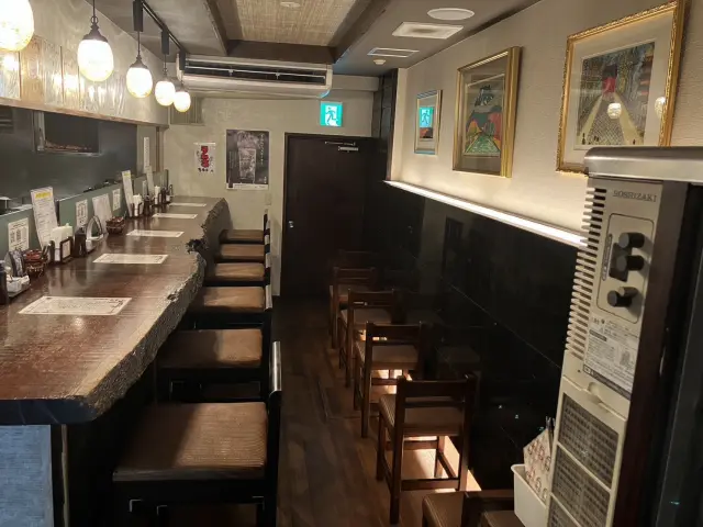 ひとり客でも来店しやすいカウンター席
