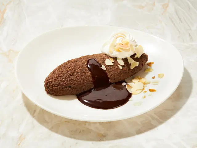 カカオの風味広がる朝の名物メニュー「チョコレートオムレツ」