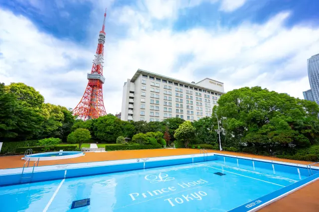 夏季はガーデンプールやBBQも楽しめる