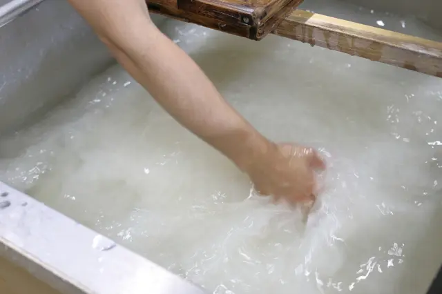 職人の手仕事による精緻な紙漉き