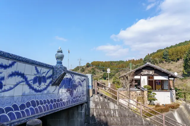 周辺には有田焼で装飾された「鍋島藩窯橋」がある