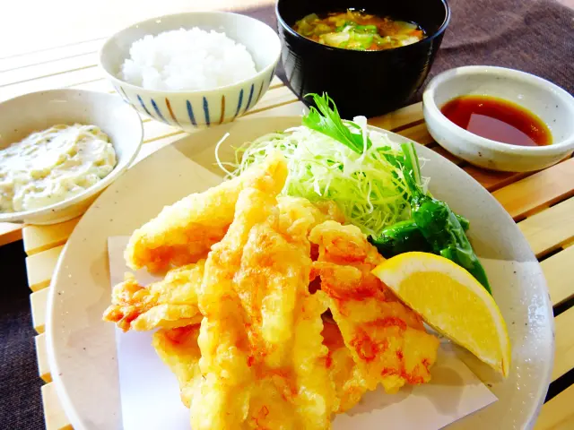 揚げたての天ぷら定食が食べられる