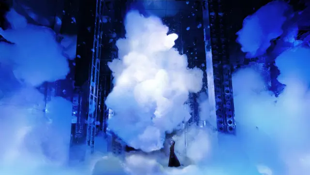 泡が形を変え、浮遊する彫刻が生み出される
チームラボ《質量も形もない彫刻》© チームラボ