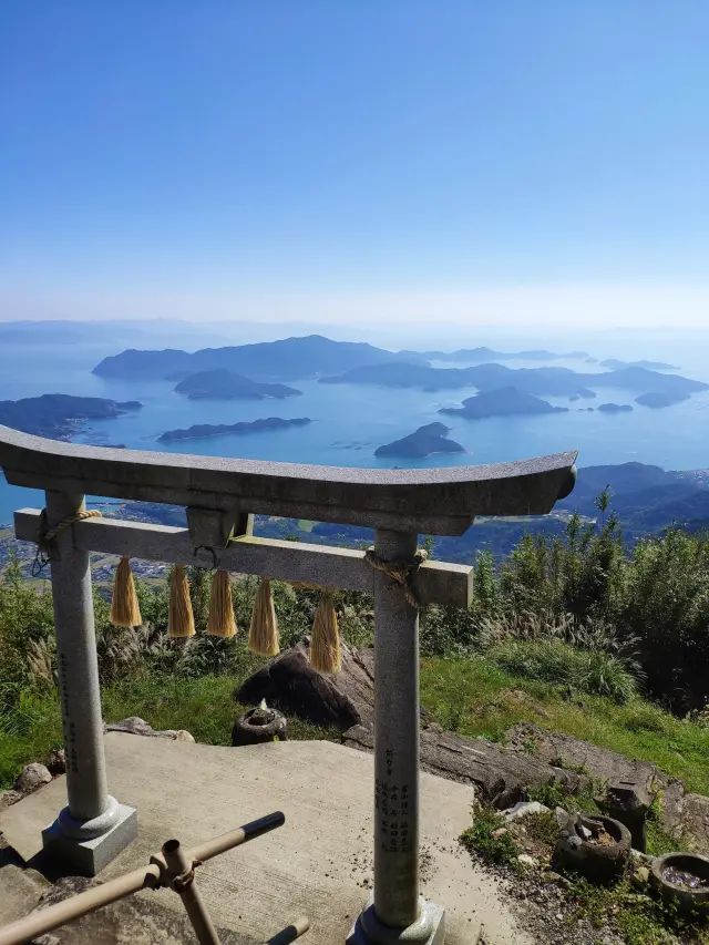 鳥居から覗く天草の絶景