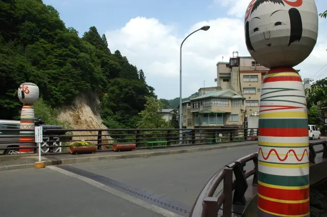 地元の伝統工芸・巨大こけしがお出迎え