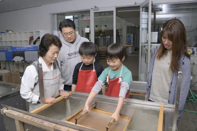 オリジナルの和紙を作れる紙すき体験