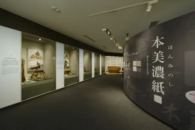 和紙の歴史や紙すきの技術を学べる充実の展示