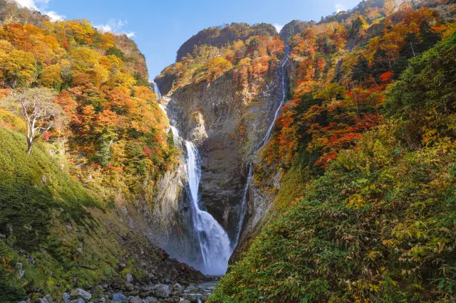 滝と紅葉の絶景が見事な秋