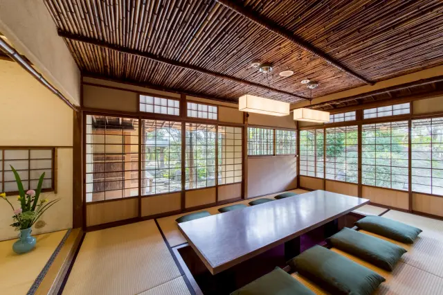 ゆったりくつろげる掘りごたつ席