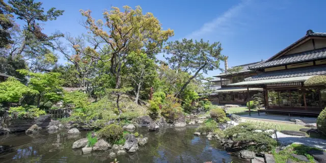 散策が楽しめる回遊式日本庭園