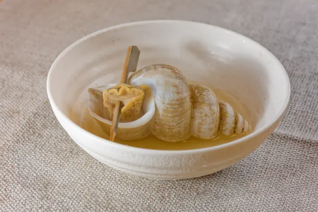 串で繰り出して食べる「ばい貝」