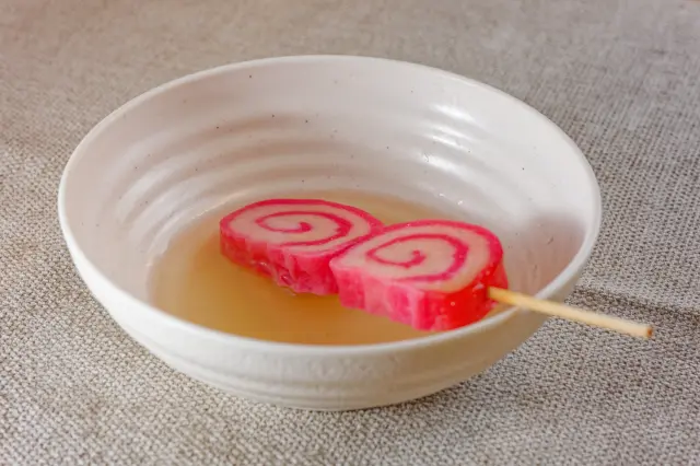 北陸では定番のかまぼこ「赤巻」