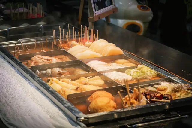 店前で注文して、店内でおでんを食べる