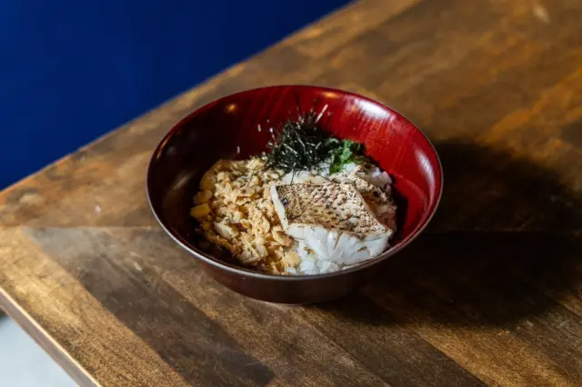 備長炭で炙って提供する「炭火焼きのどぐろ丼」
