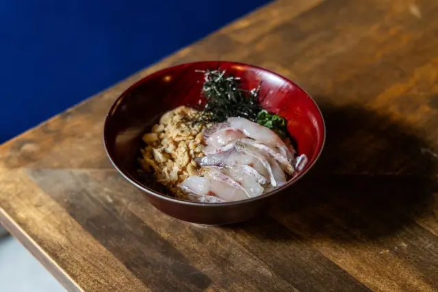 刺身とほぐし身を味わえる「ハーフ&ハーフのどぐろ丼」