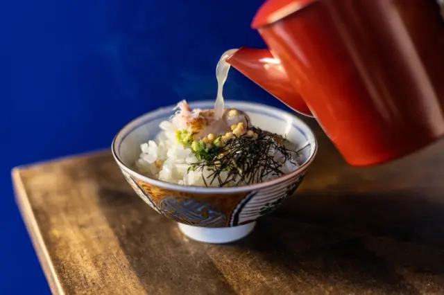 出汁をかけてお茶漬けにし、味に変化をつけられる