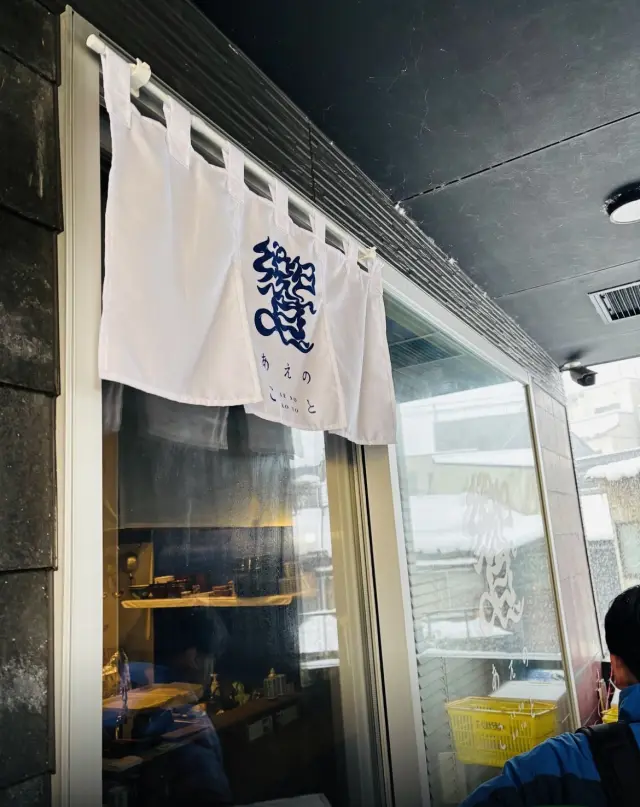 店は複数の飲食店が集う屋台村に構える