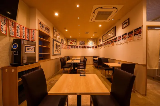 茶系を基調とした「魚がし食堂」の店内