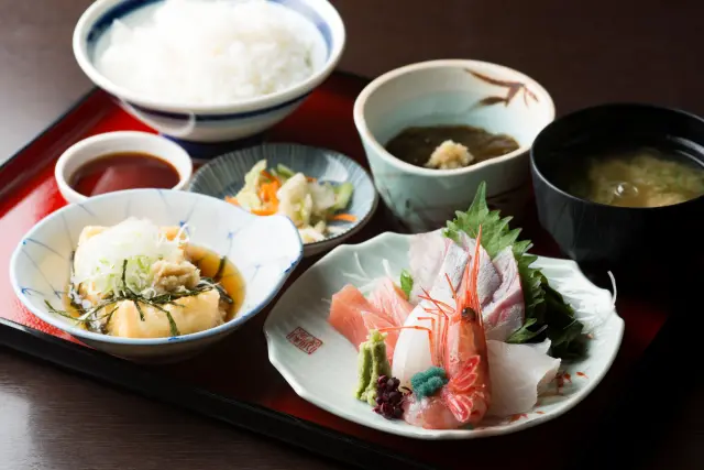 市場から仕入れた鮮魚を盛り合わせた「きときと定食」