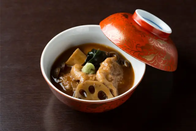 鴨肉などを醤油出汁で煮込んだ「鴨の治部煮」