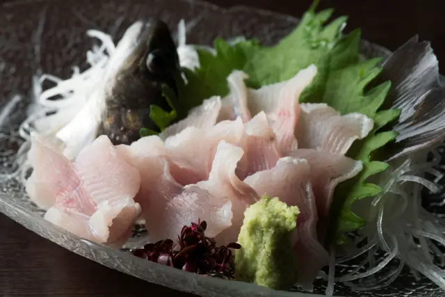 店内の生け簀からすくい上げた魚を使った「岩魚洗い」