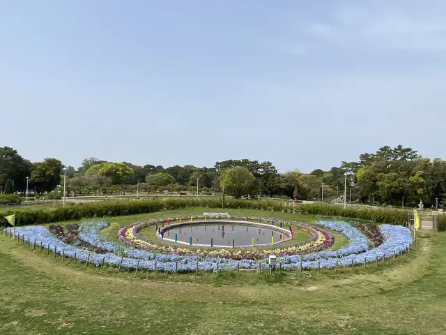 公園中央にある円形花壇